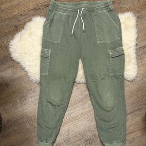 Old navy women’s Cargo Jogger Pants in Olive Green size medium